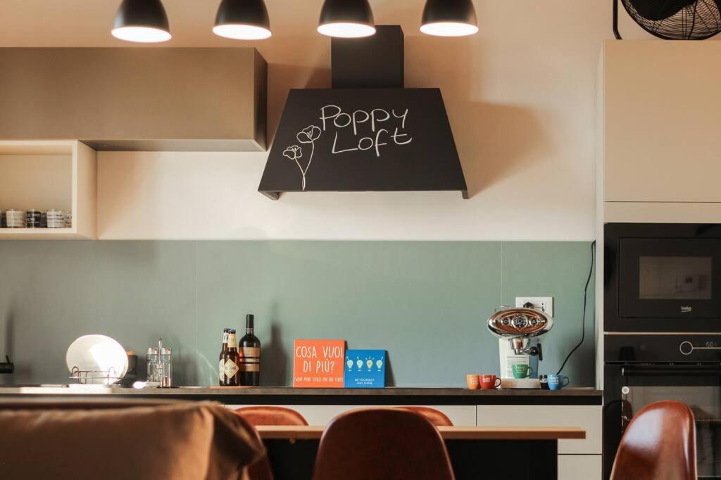 Poppy Loft Apartment โกรตาเฟราตา ภายนอก รูปภาพ